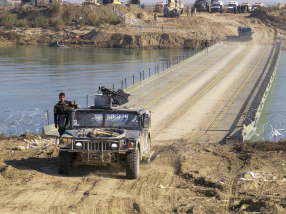 Iraqi security forces cross a bridge built by corps of engineers over the Euphrates in Ramadi, December 22, 2015. Picture taken December 22, 2015. REUTERS/Stringer