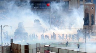 Turkish police fire tear gas at protesters in Istanbul