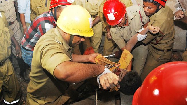 343764_India-Collapse-Rescue