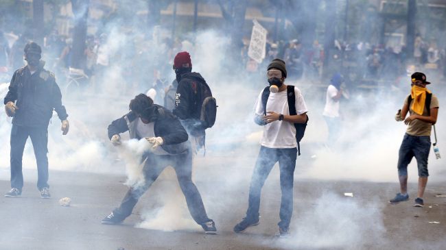 355450_Venezuela-clashes