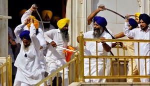 Swordfight in 'holy' event at India Sikh temple + pics