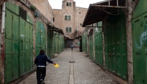Palestinians shut shops to support striking captives