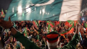 376471_Pakistan-Khan-supporters