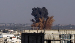 Thousands flee as Israel launches fresh air strikes in Gaza