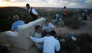 Retreat of fearful Zionist settlers near Gaza border