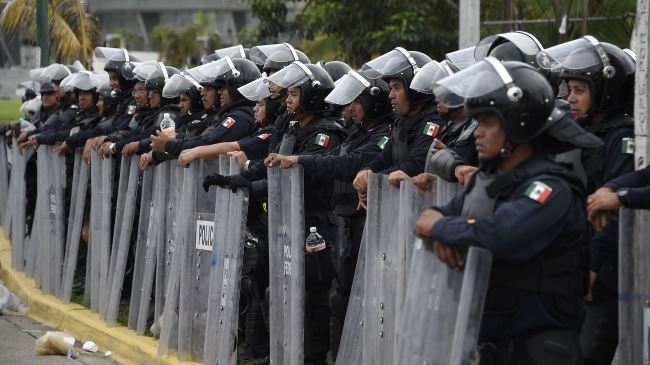 385543_Mexico-police-protest