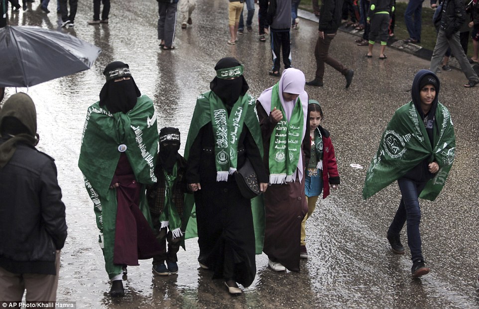 240B5C6500000578-2873608-Palestinian_Hamas_supporters_attend_a_rally_to_commemorate_the_2-a-248_1418578121970