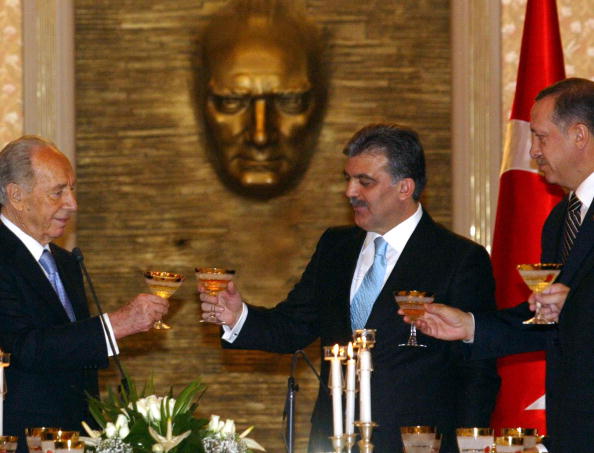 Israeli President Shimon Peres (L) toasts with his Turkish counterpart Abdullah Gul (C) and Turkish Prime Minister Recep Tayyip Erdogan during their official dinner in Ankara, 12 November 2007.  Israeli President Shimon Peres pledged today that his country would work for a tangible result at an upcoming US-sponsored Middle East peace conference, saying that the Jewish state is ready to make peace with the Palestinians. AFP PHOTO / ADEM ALTAN (Photo credit should read ADEM ALTAN/AFP/Getty Images)