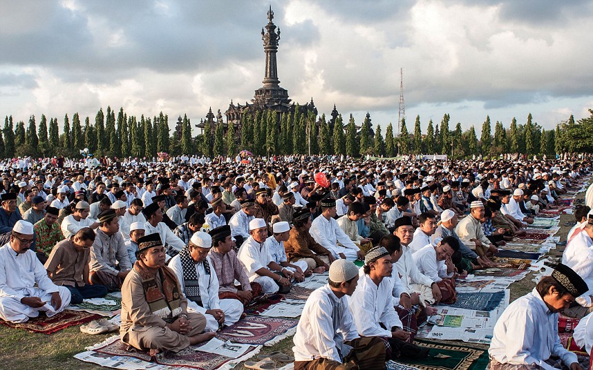 DENPASAR, BALI, INDONESIA - AUGUST 08: Muslims pray during mass to celebrate Eid-ul Fitr on August 8, 2013 in Denpasar, Bali, Indonesia. The two-day holiday, Eid ul-Fitr, marks the end of Ramadan, the Islamic month of fasting and begins after the sighting of a new crescent moon. (Photo by Putu Sayoga/Getty Images)