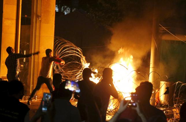 Protesters start a fire during a protest against corruption and against the government's failure to resolve a crisis over rubbish disposal, near the government palace in Beirut, Lebanon August 23, 2015. REUTERS/Mohamed Azakir