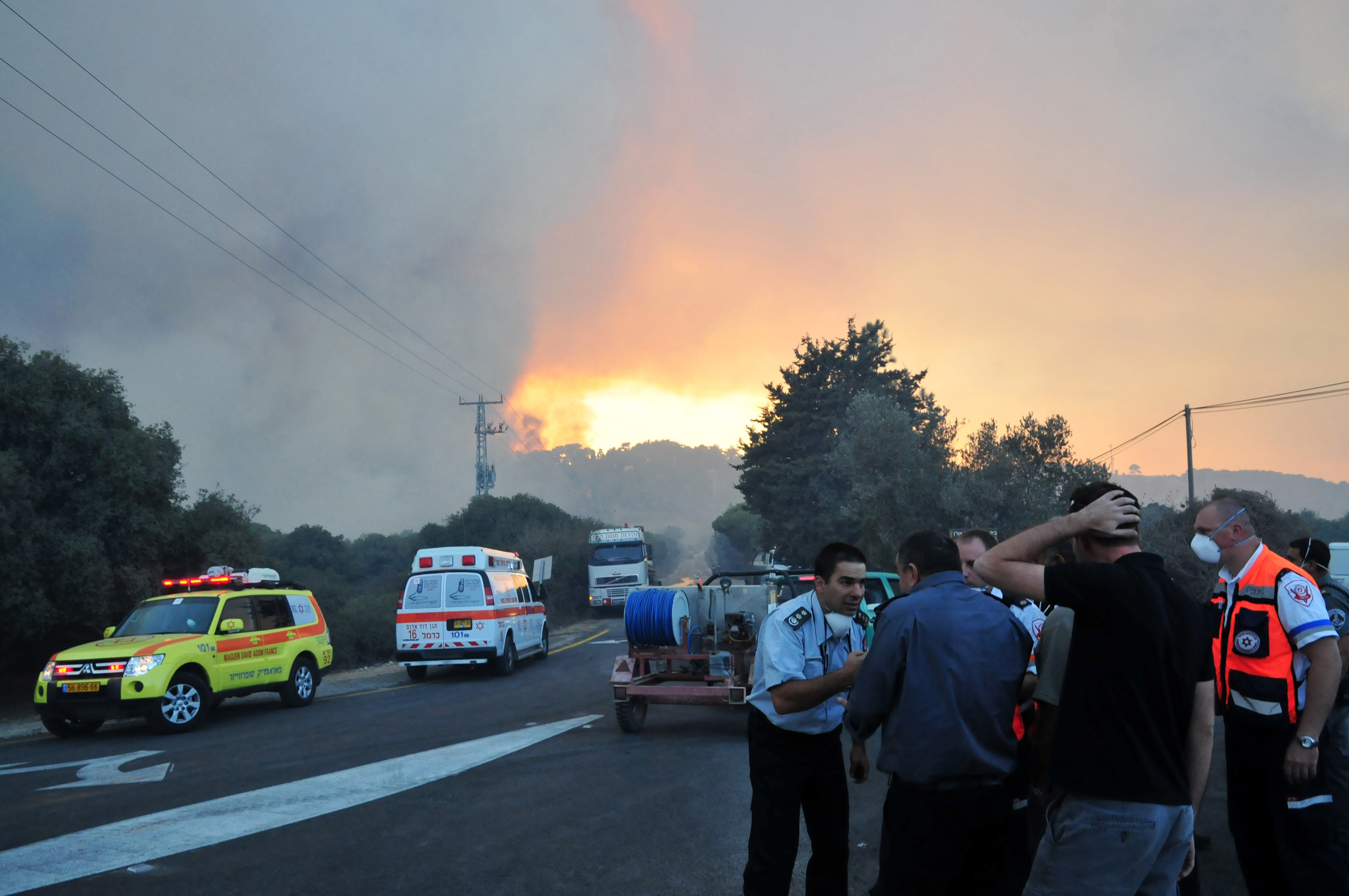 Smoke of large fire rise behind the Damon prison in northern Israel, Thursday, December 02, 2010. Deadliest fire known in Israel, Firefighters battled a large blaze Thursday in the Carmel Forest near Haifa, which left dozens dead and brought life to a halt for many communities. Photo by Shay Levy /Flash90   *** Local Caption *** ùøéôä ùøôä ãîåï áéú ëìà ëøîì àù òùï