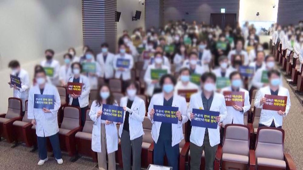 South Koreas medical professors submit resignations and join protests