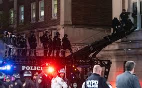 NYC police storm Columbia University as violent clashes erupt at California University- Video