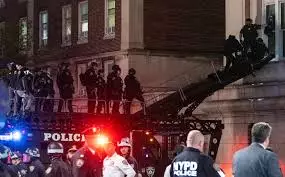 NYC police storm Columbia University as violent clashes erupt at California University- Video